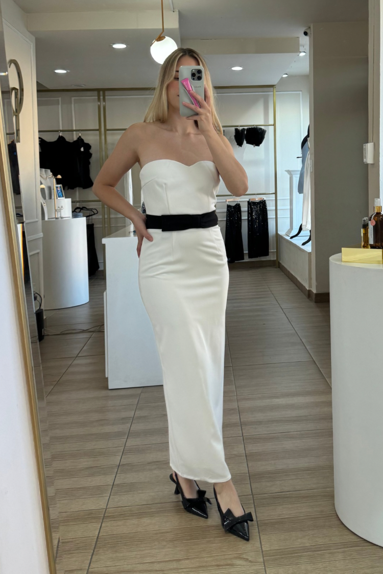 Vestido blanco strapless con moño