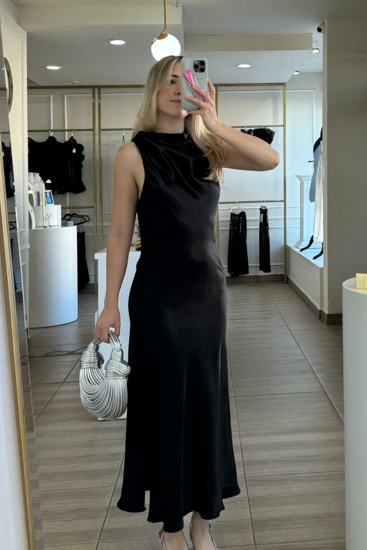 Vestido negro con cuello drapeado