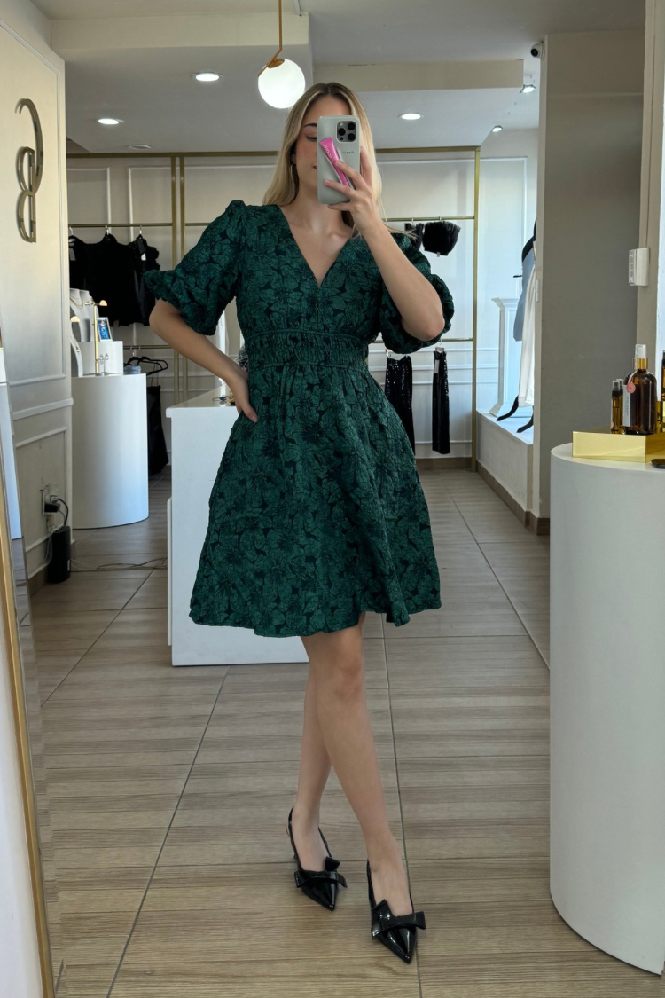 Vestido verde esmeralda, cuello V.