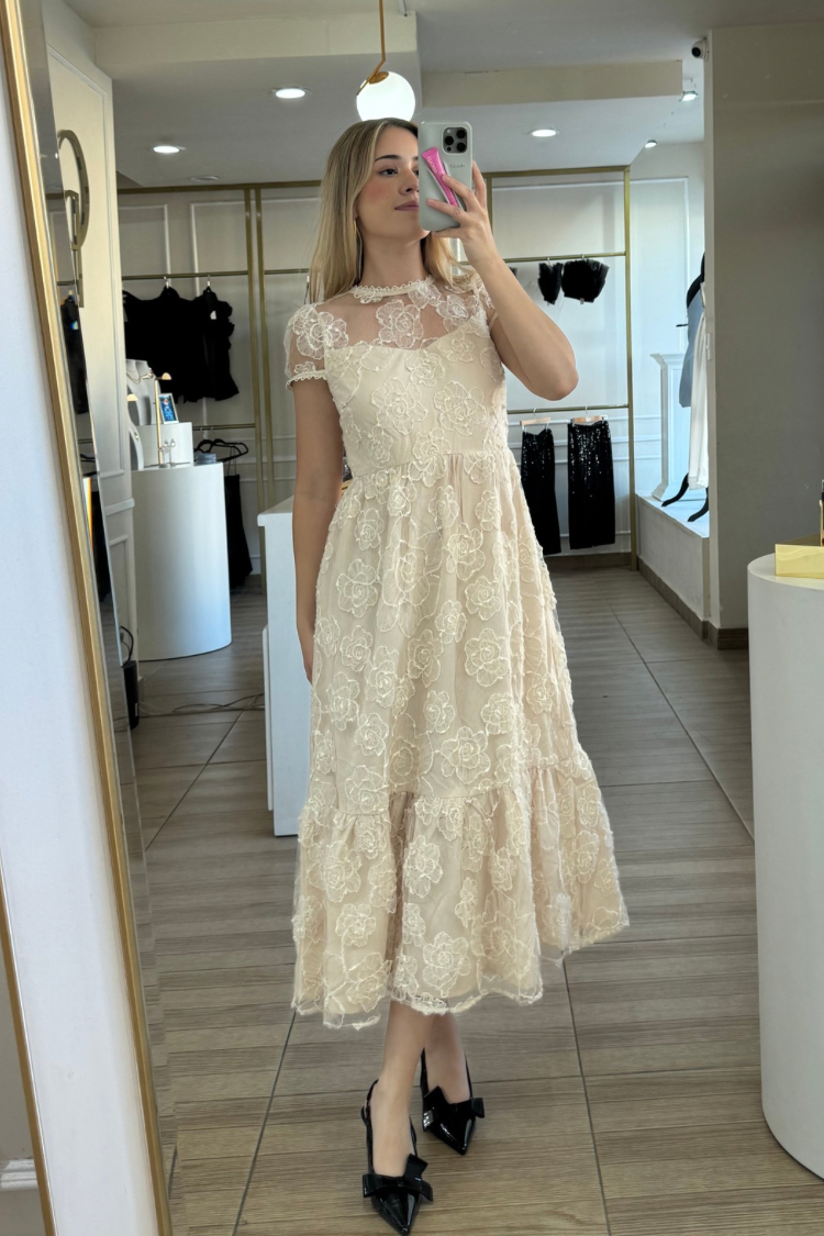 Vestido champaña de encaje con moños en espalda