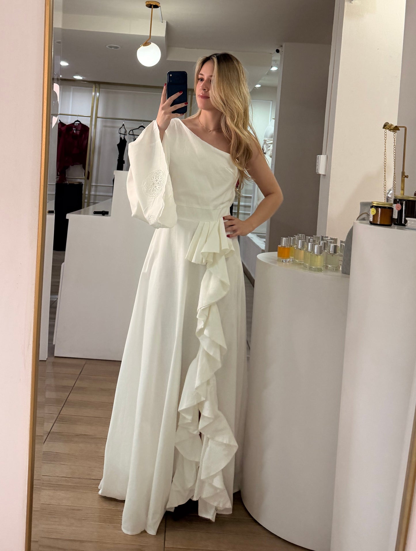 Vestido blanco largo escote diagonal