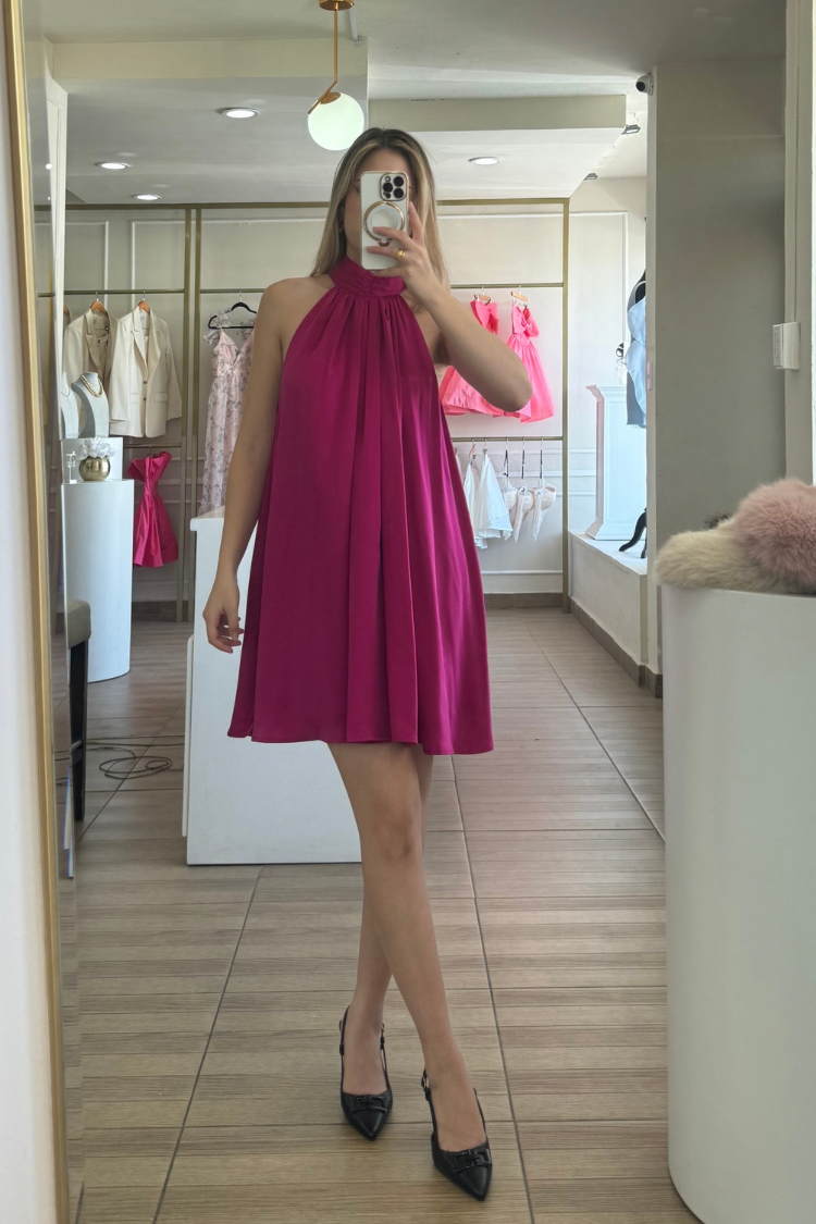 Vestido de vuelo fucsia tipo halter