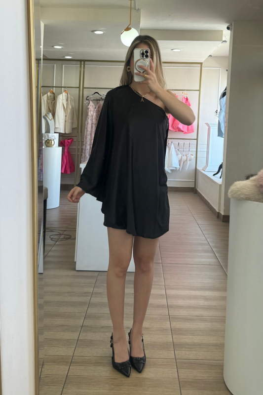 Vestido negro corto una manga