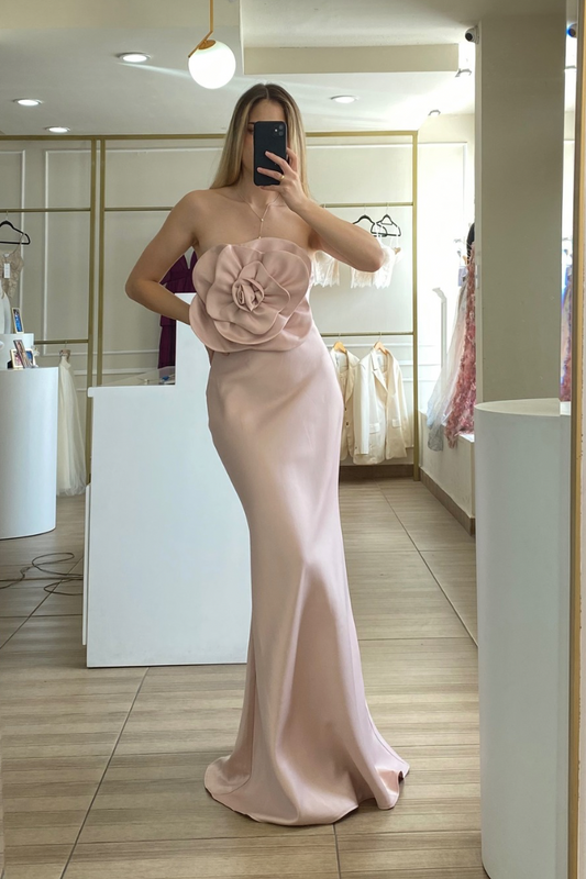 Vestido rosa strapless con flor