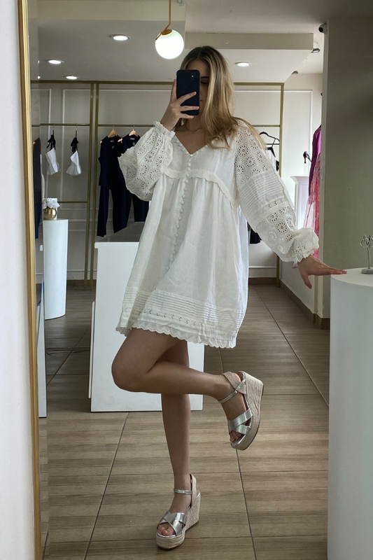 Vestido blanco de lino, manga larga y holgado