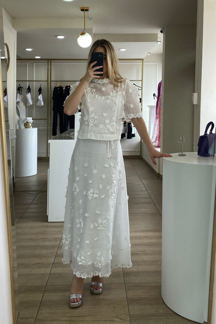 Vestido blanco de tres piezas, mangas corta y flores realzadas