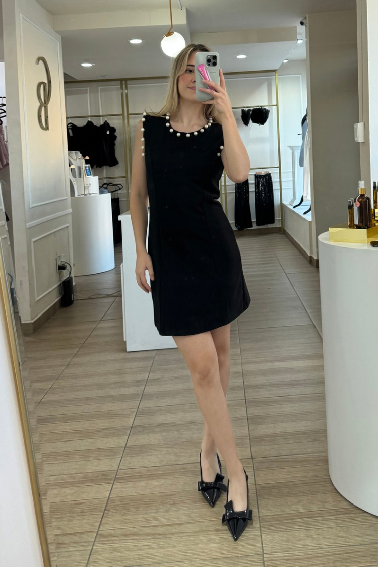 Vestido negro corto con perlas