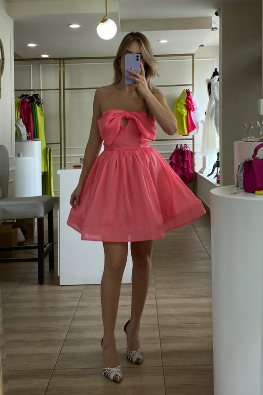 Vestido rosa strapless y moño