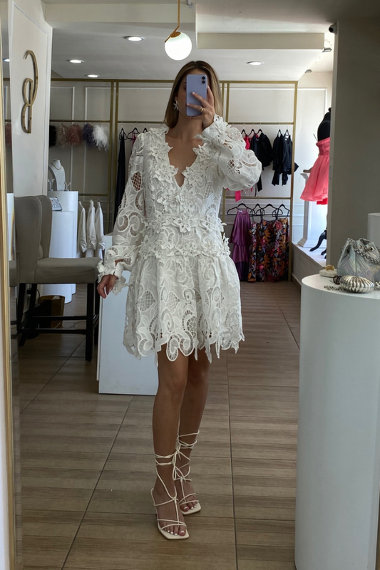 Vestido blanco de encaje, manga larga